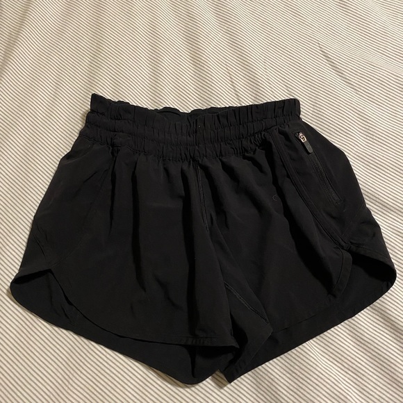 Lululemon black shorts US6 perfect condition - Picture 1 of 2